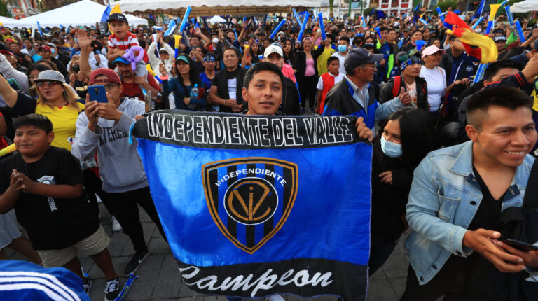 Aficionados de Independiente del Valle celebran título de la Sudamericana