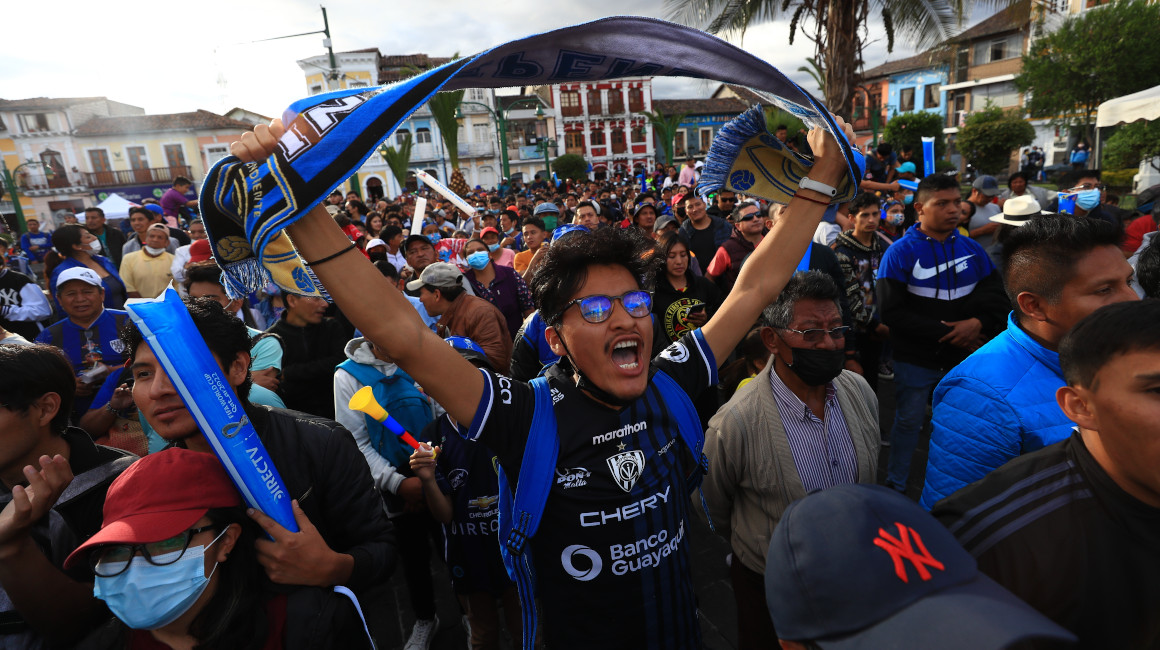 Aficionados del Independiente del Valle celebran el titulo de la Copa Sudamericana, en Sangolquí, el 1 de octubre de 2022.