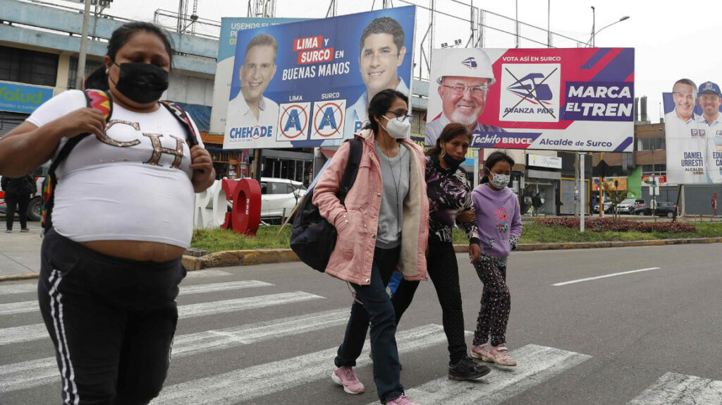 Peruanos acuden a las urnas en medio del desencanto político