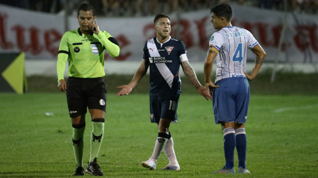 Liga de Quito reclamará por la actuación del árbitro Marlon Vera