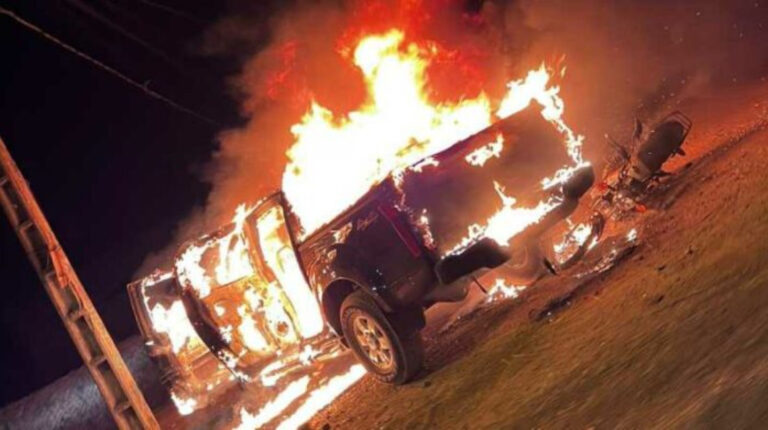 Dos fallecidos y vehículos quemados en ataque en Yaguachi