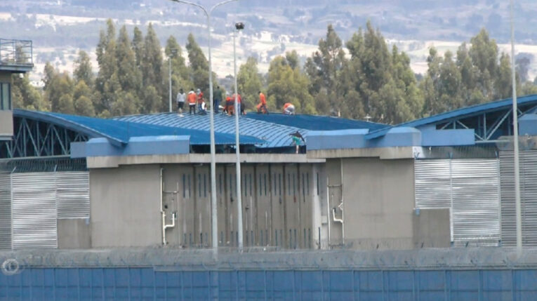 Detenidos se subieron a los techos de la cárcel de Cotopaxi, durante el enfrentamiento armado del 3 de octubre de 2022.