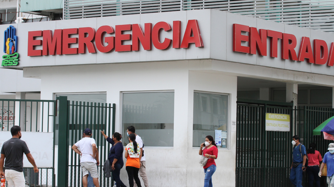 Personas en los exteriores del Hospital Teodoro Maldonado Carbo, el 20 de enero de 2022.