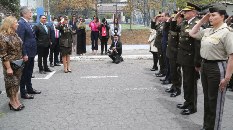 El presidente Guillermo Lasso y su esposa reciben el saludo protocolar de los oficiales de la cúpula policial, el 26 de septiembre de 2022, en la Escuela Superior de Policía.