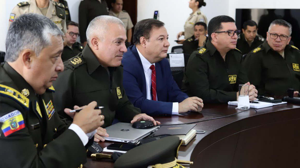 De izq. a der. Giovanni Ponce, Fausto Salinas, Juan Zapata, Amelio Íñiguez y Mauro Vargas, durante una reunión del mando policial, el  de octubre de 2022.