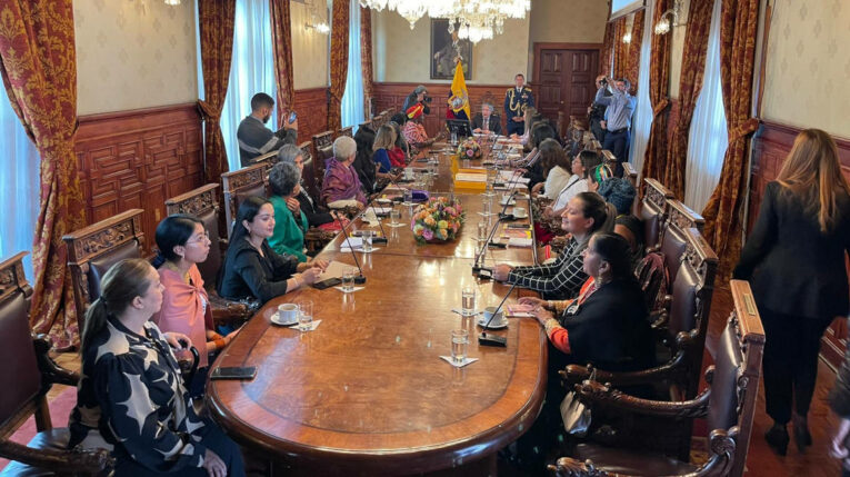 El presidente Guillermo Lasso se reúne con representantes de organizaciones de mujeres. Quito, 4 de octubre de 2022