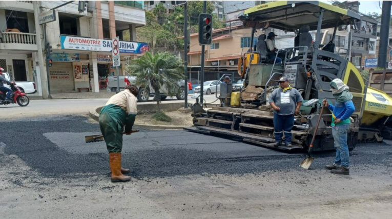 Obras de asfaltado en Piñas, El Oro, a cargo del Ministerio de Transporte y Obras Públicas. Octubre de 2022.