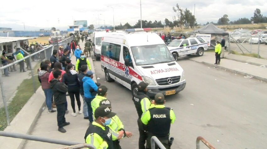Varias ambulancias ingresan a la cárcel de Cotopaxi, el 4 de octubre de 2022.