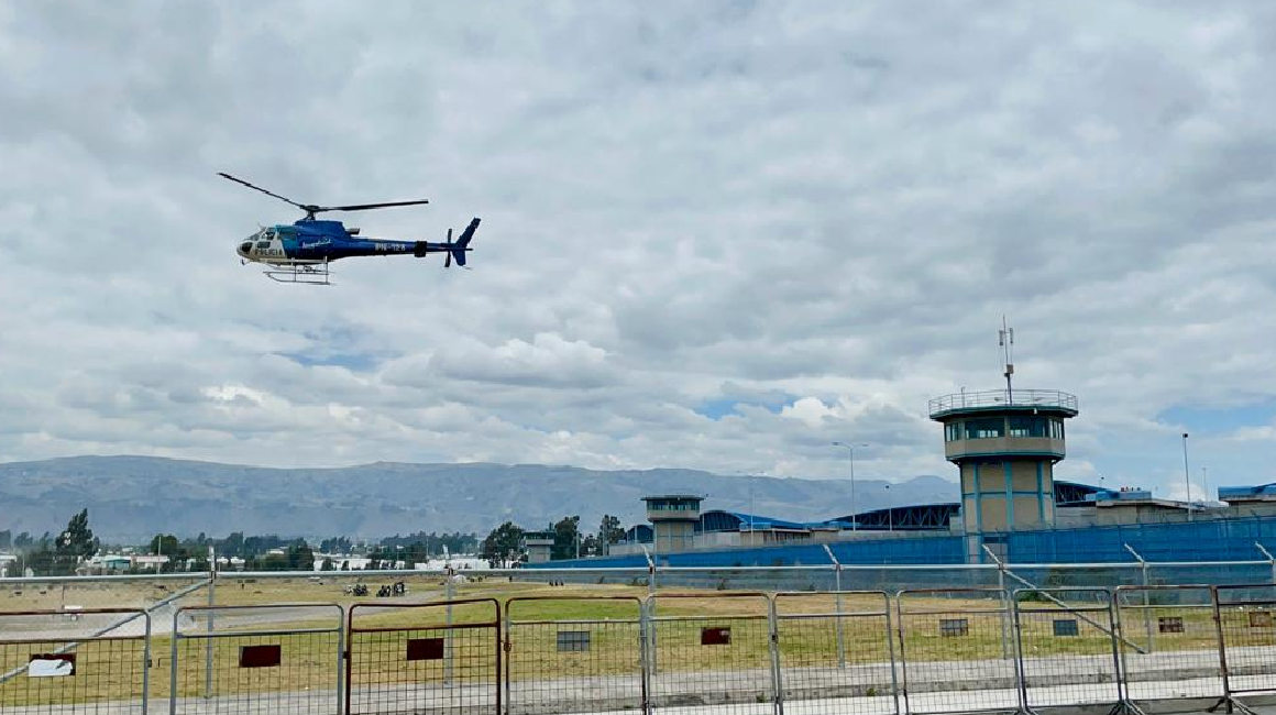 Un helicóptero de la Policía Nacional sobrevuela el Centro de Rehabilitación Social de Cotopaxi, el 4 de octubre de 2022.