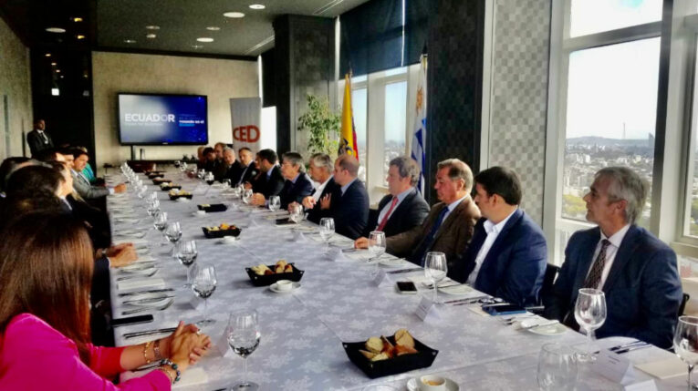Imagen referencial de una delegación del Gobierno de Ecuador con empresarios de Uruguay, en abril de 2022.