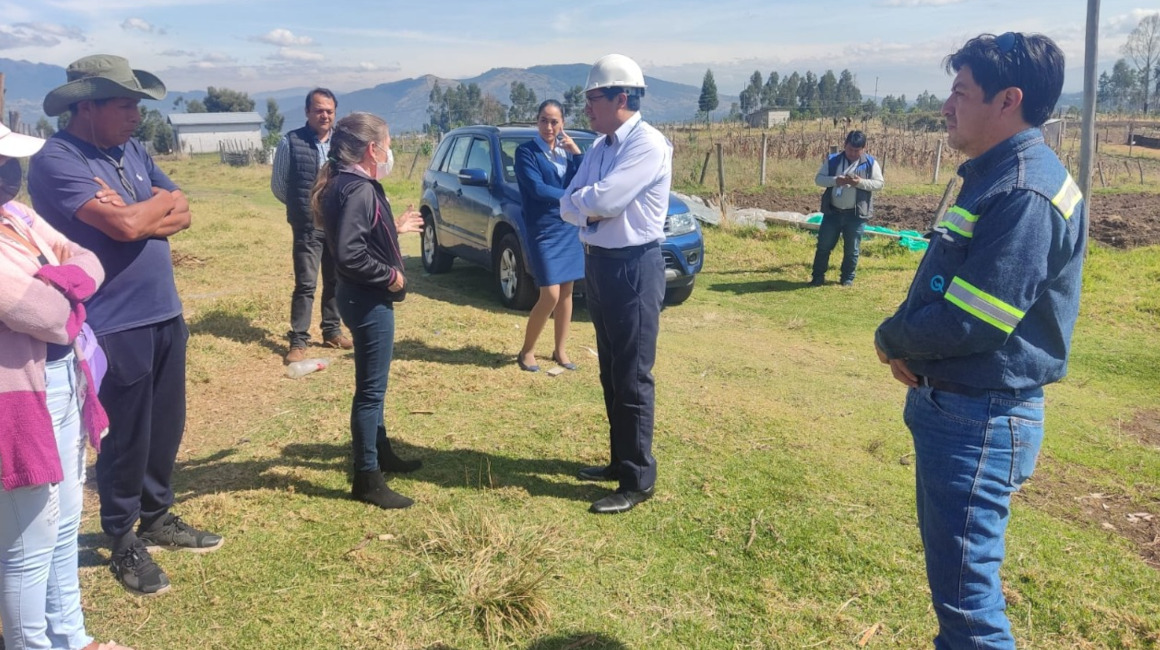 Funcionarios de la Empresa Eléctrica verifica daños en el Valle de Los Chillos, el 4 de octubre de 2022.