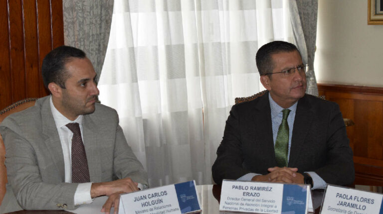 Pablo Ramírez (der.), director del SNAI, junto al canciller Juan Carlos Holguín, durante la la firma del Memorando de Entendimiento con la CIDH, el 28 de septiembre de 2022.