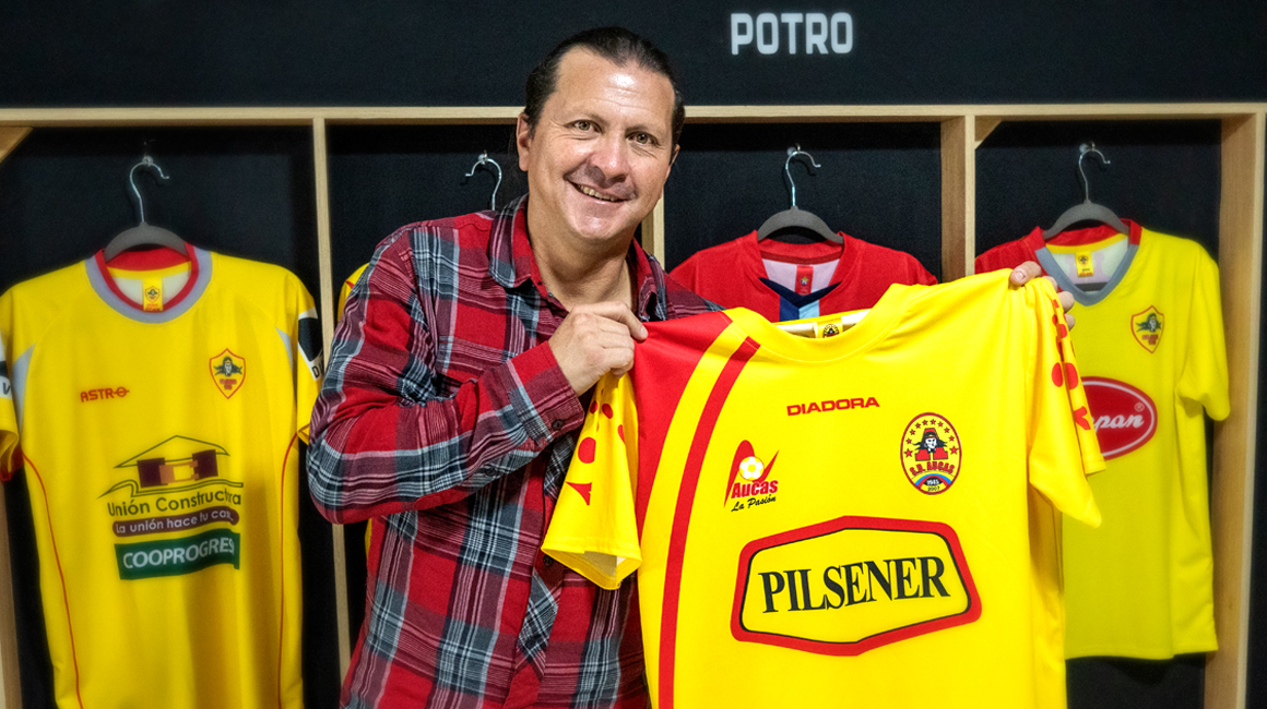 El exfutbolista ecuatoriano, Gustavo Figueroa, posa con una de las camisetas de Aucas con las que jugó como profesional.