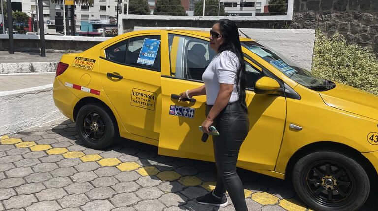 Las unidades que serán parte del programa "Taxi Solidario", durante el lanzamiento de la campaña, este 5 de octubre de 2022.