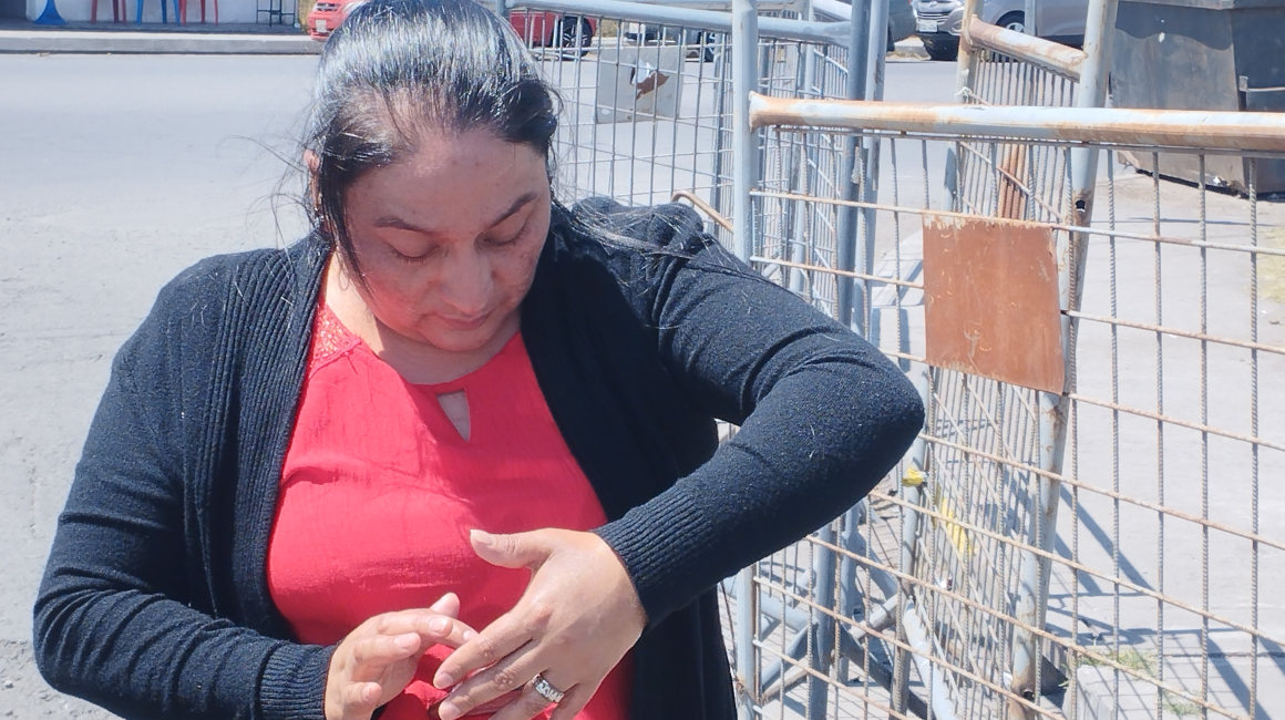 Teresa Tamayo espera afuera de la cárcel de Cotopaxi. 
