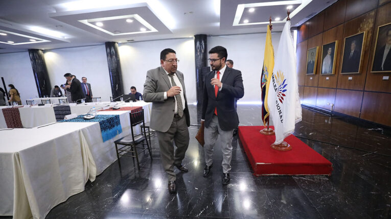 El presidente de la Asamblea, Virgilio Saquicela, y el secretario jurídico de la Presidencia, Fabián Pozo, conversan tras la entrega del anteproyecto de Ley de Inversiones, este 5 de octubre de 2022.
