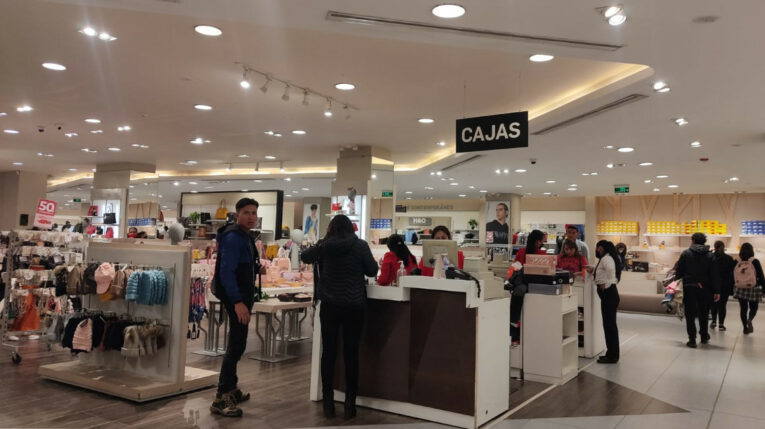 Imagen referencial de clientes en un centro comercial del norte de Quito el 5 de octubre de 2022.
