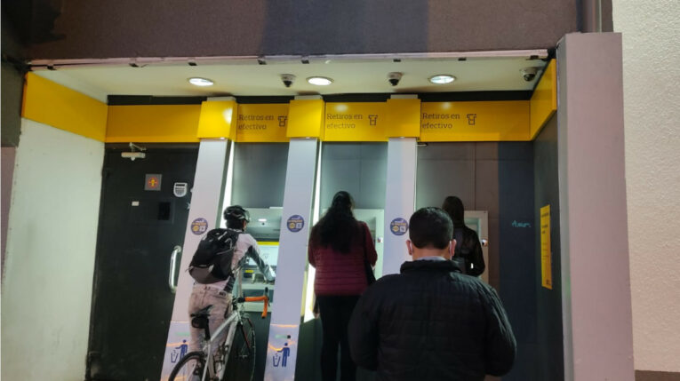 Imagen referencial de atención en cajeros de un banco en el norte de Quito el 5 de octubre de 2022.
