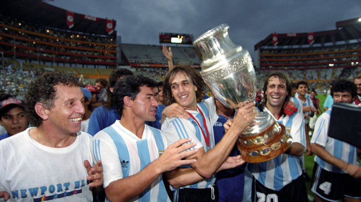 Los futbolistas argentinos levantan el trofeo de la Copa América 1993 en el Estadio Banco Pichincha.