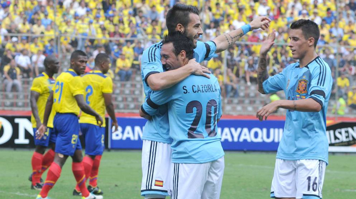 Los jugadores de la selección española festejan un gol ante Ecuador en el Estadio Banco Pichincha, el 14 de agosto de 2013.