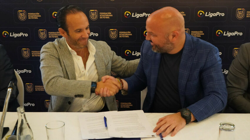 Francisco Egas, presidente de la FEF, y Miguel Ángel Loor, presidente de la LigaPro, luego de firmar un acuerdo para el uso del VAR en 2023.