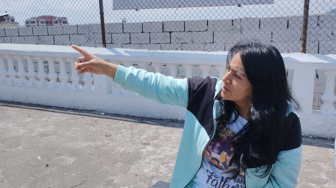 Rosa Guamán señala los problemas que hay en Bellavista, cerca de El Mirador. 
