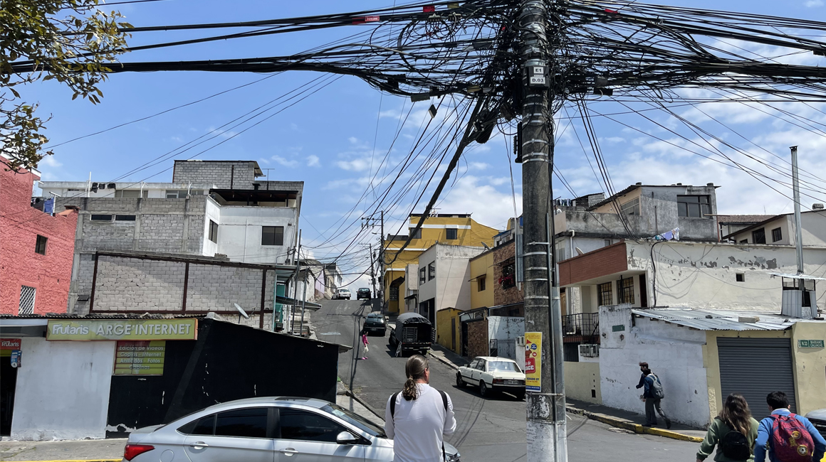De los postes se desprenden decenas de cables. Los habitantes de Bellavista se quejan del problema. 