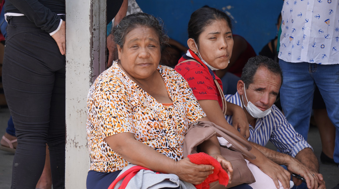 Elva, de 65 años, espera noticias de su hijo después de la masacre en la Penitenciaría del Litoral. Guayaquil, 6 de octubre de 2022.