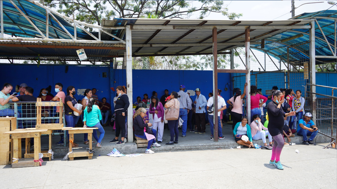 Familiares de personas privadas de libertad esperan por noticias en los exteriores de la Penitenciaría del Litoral. Guayaquil, 6 de octubre de 2022.
