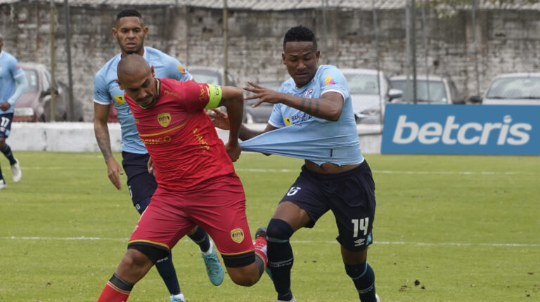 Jugadores de Universidad Católica y Cumbayá, en el partido por la LigaPro el 8 de octubre de 2022.