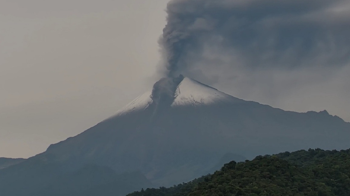 volcán Sangay genera explosiones