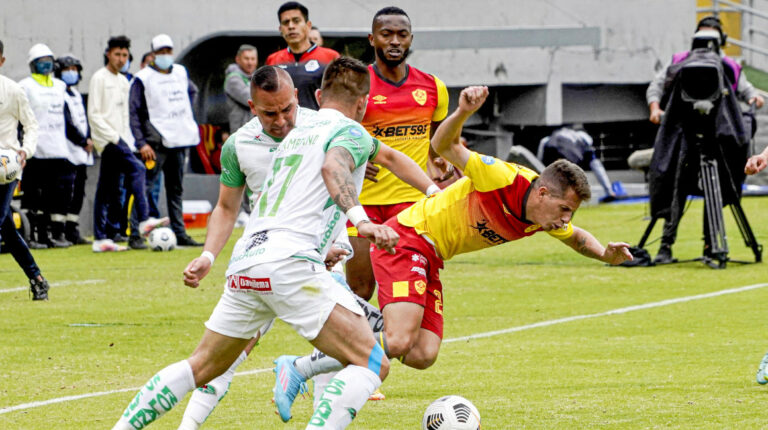 Los jugadores de Aucas y Mushuc Runa disputan un balón durante el partido por la Fecha 13 de la LigaPro, el 9 de octubre de 2022.