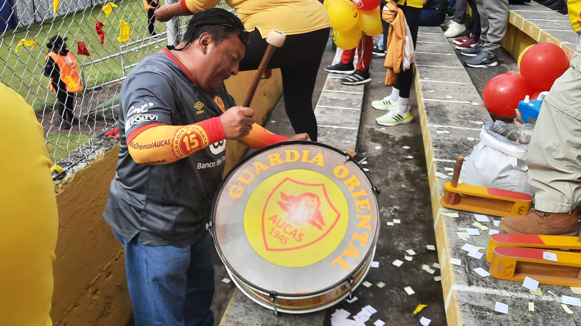 John Morales, con su bombo en la General Central del estadio Gonzalo Pozo Ripalda.