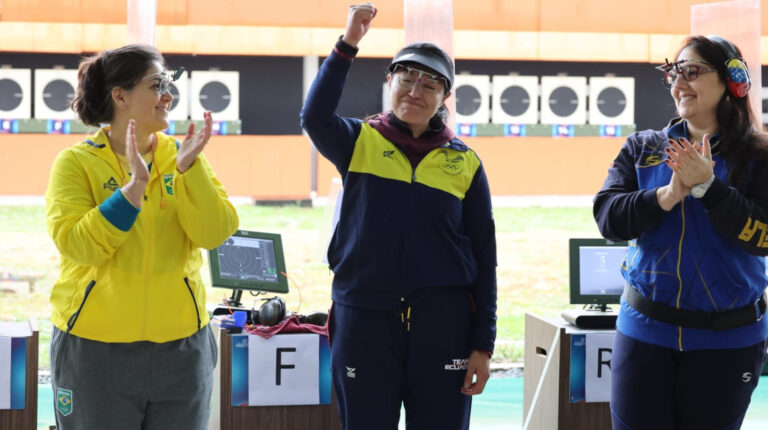 Diana Durango festeja su victoria en los Juegos Suramericanos de Asunción, el 10 de octubre de 2022.