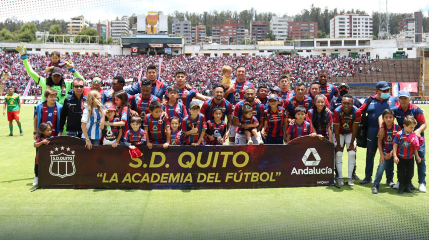 Jugadores del Deportivo Quito posan con la hinchada de fondo, antes del partido ante Baldor Bermeo, el 10 de octubre de 2022. 