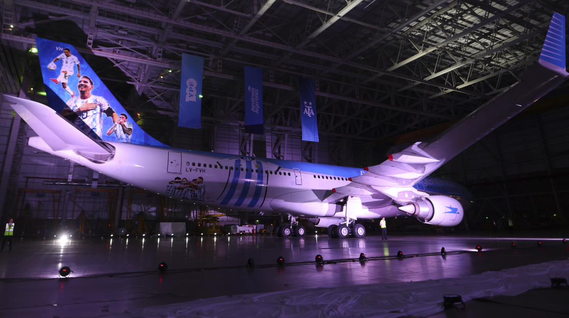 Airbus a330-200 de Aerolíneas Argentinas que llevará a la selección argentina y a los hinchas al Mundial de Qatar 2022.