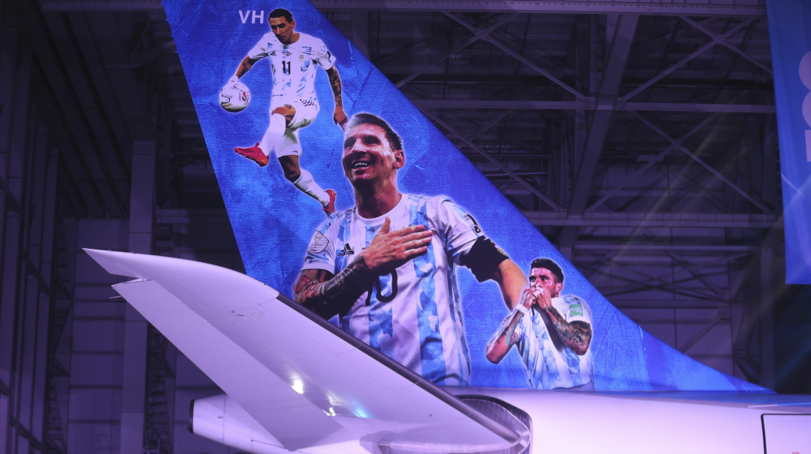 El Airbus a330-200 que llevará a Argentina al Mundial de Qatar, tiene pintados a Lionel Messi, Rodrigo de Paul y Ángel di María. 