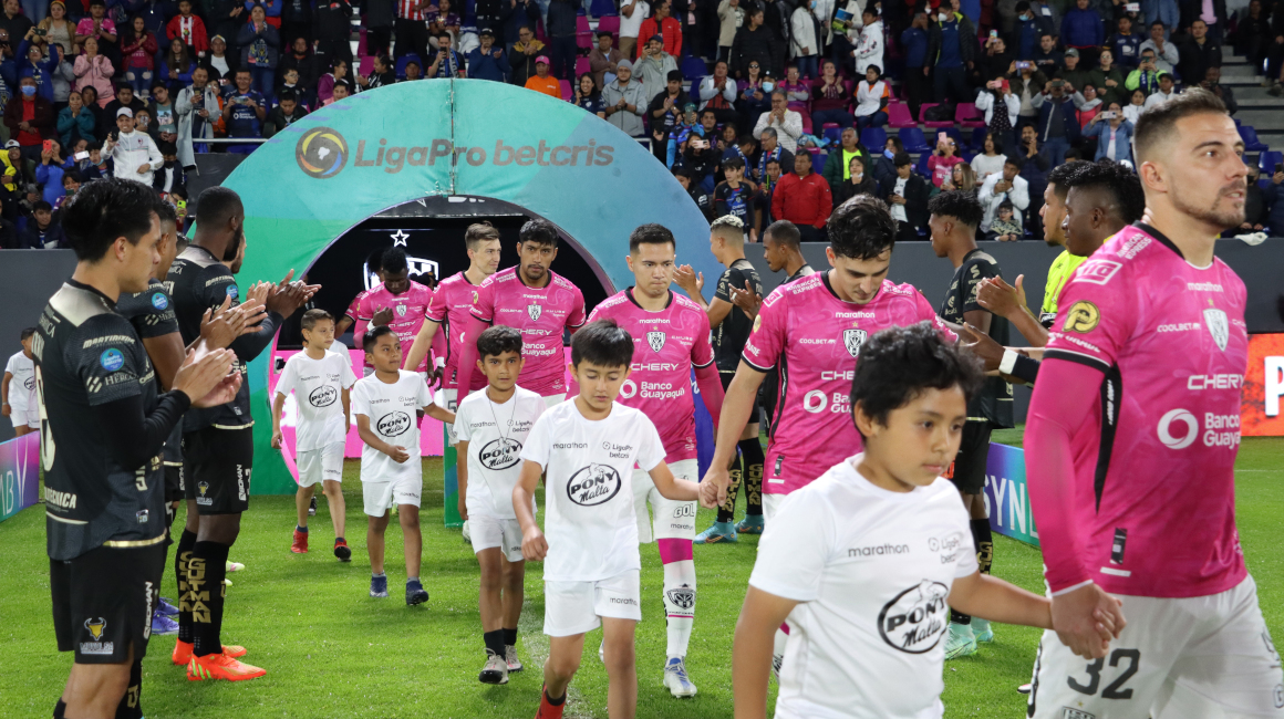 El 10 de octubre de 2022, los jugadores de Técnico Universitario hicieron una calle de honor para el Independiente del Valle, reciente campeón de la Copa Sudamericana. 