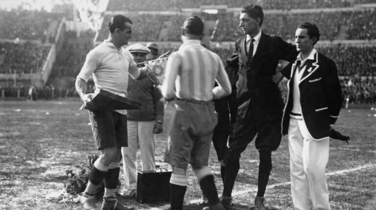 Uruguay 4-2 Argentina. Julio 30, 1930.