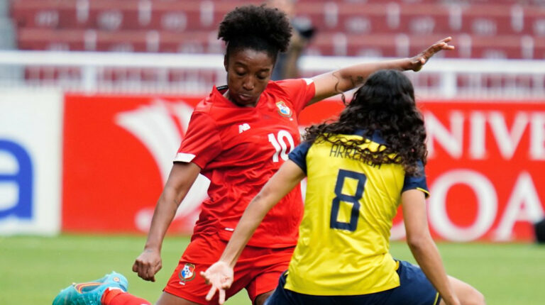 Las jugadoras Marta Cox de Panamá y Maylin Arreaga de Ecuador dispuntan un balón en el amistoso del 11 de octubre de 2022.