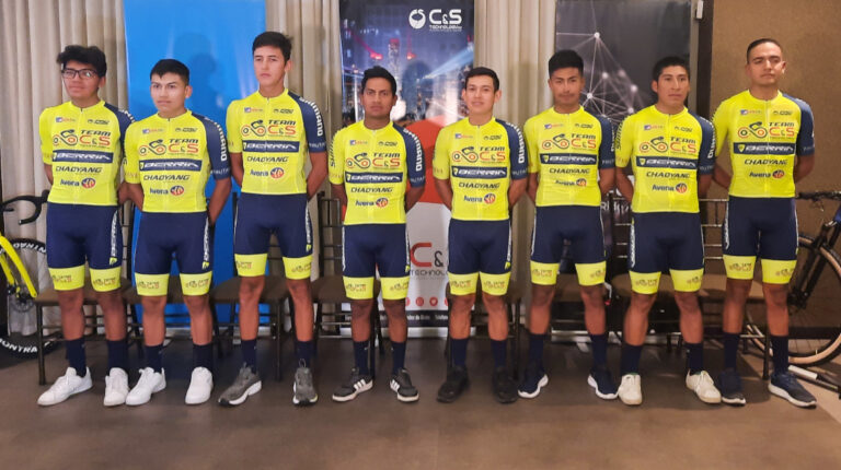 Los ocho ciclistas del equipo C&S Technology, en Quito, el 12 de octubre de 2022.