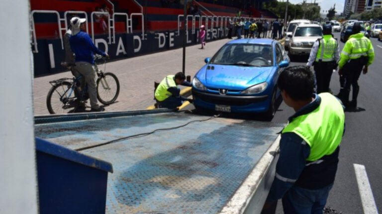 Un auto es remolcado por incumplir la medida de restricción vehicular pico y placa en Quito, el 12 de octubre de 2022.