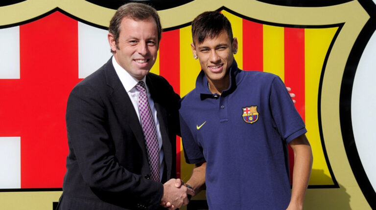 El 3 de junio de 2013, Neymar llegó a Barcelona y fue presentado por el presidente del club, Sandro Rosell.