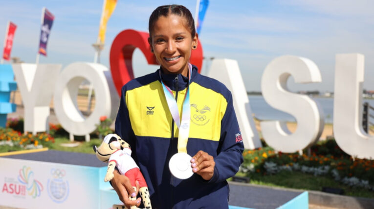 Karla Jaramillo, con su medalla de plata de los Juegos Suramericanos de Asunción, el 14 de octubre de 2022.