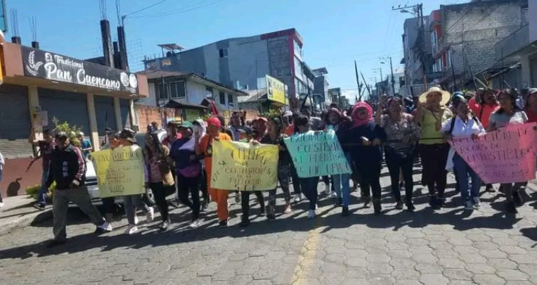 Habitantes de Sevilla Don Bosco protestan en el paro organizado por la Conaie, por no atender su pedido de ser cantón. Macas, junio de 2022.