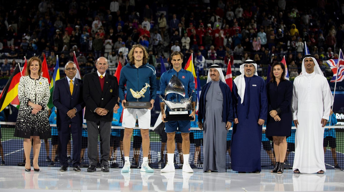Roger Federer sostiene su título como campeón del ATP 500 de Dubai, en 2019.