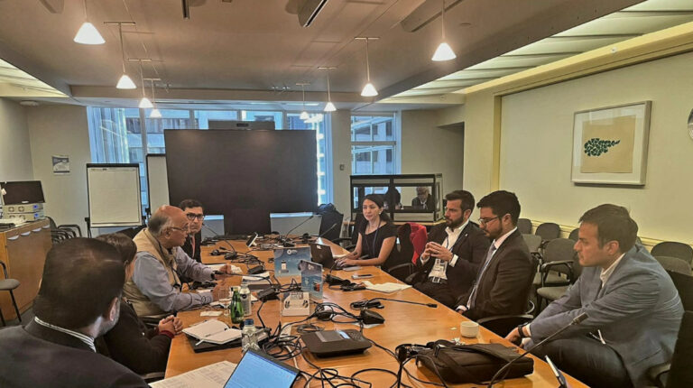 El ministro de Finanzas, Pablo Arosemena, en reunión con el equipo del Organismo Multilateral de Garantía de Inversiones en Washington el 14 de octubre de 2022.