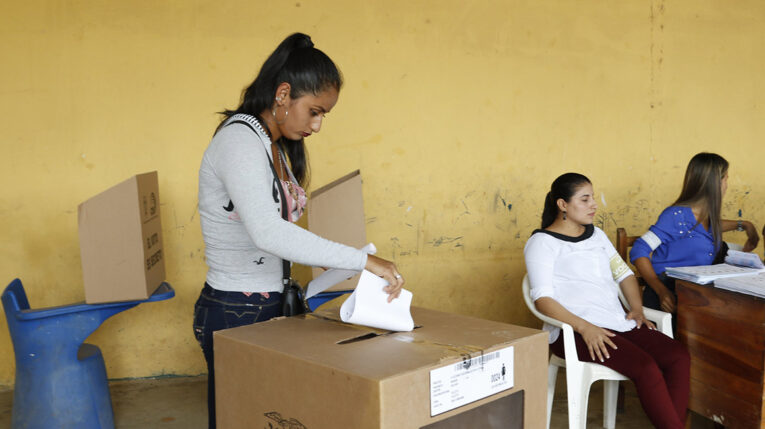 Una ciudadana deposita su voto en un recinto de Manabí, durante las elecciones de 2019.