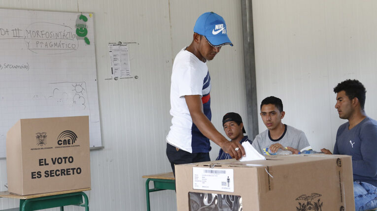 Un ciudadano deposita su voto en un recinto de Manabí, durante las elecciones de 2019.