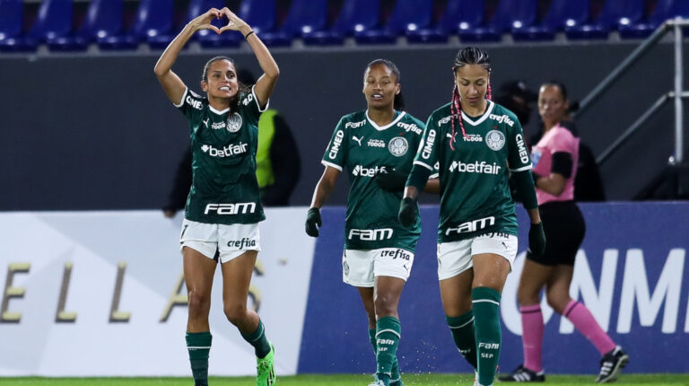 Duda Santos y sus compañeras festejan un gol de Palmeiras ante Libertad Limpeño por el Grupo C de la Libertadores femenina, el 14 de octubre de 2022.